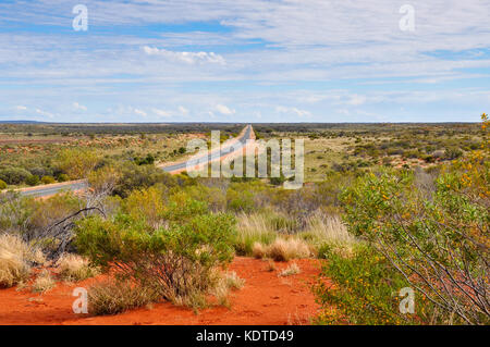 Une route disparaissant dans la distance près d'Uluru en Australie Banque D'Images