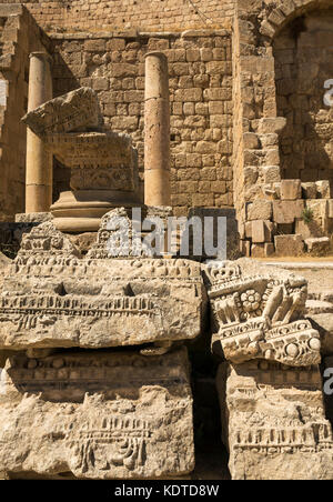 Close up detail des ruines, de sculptures sur pierre, ville romaine de Jerash, Gérasa antique, site archéologique dans le nord de la Jordanie, Moyen-Orient Banque D'Images