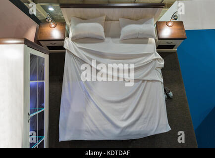 Chambre élégante moderne vide blanc avec couette et oreillers. vue strictement à partir de ci-dessus. Banque D'Images