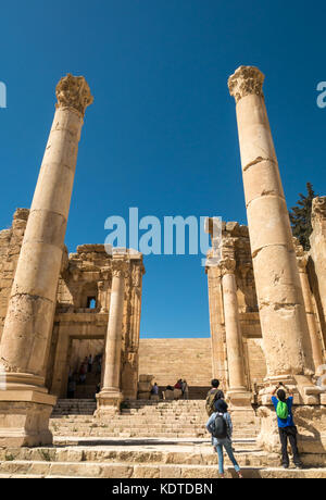 Les touristes prenant des photos parmi les ruines de la ville romaine de Jerash la Gérasa antique, site archéologique dans le nord de la Jordanie, Moyen-Orient Banque D'Images