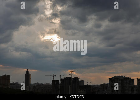 Plus de gratte-ciel coucher de soleil spectaculaire urbain Banque D'Images