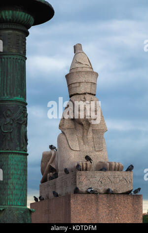 La colonne de bronze décoratif et mobilier Sphinx égyptien à st.Petersburg, Russie Banque D'Images