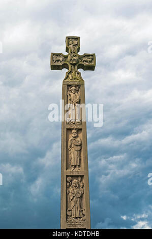 Whitby, North Yorkshire, Angleterre - 13 juillet 2016 : Croix de Caedmon - une croix celtique victorienne tardive, dans le cimetière de St Mary's. À Whitby, dans le Yorkshire du Nord Banque D'Images