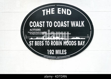 Robin Hoods Bay, Angleterre - 11 juillet 2016 : plaque marquant le point d'arrivée de Wainwrights d'un océan à l'autre Banque D'Images