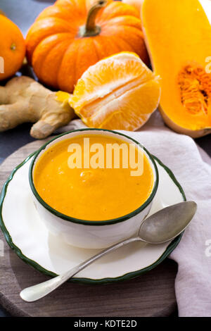 Crème de citrouille maison soupe de potiron gourde bouteille frais mûrs Banque D'Images