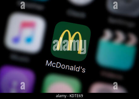 Un gros plan sur le logo représentant l'icône de l'application McDonald's, comme on le voit sur l'écran d'un téléphone intelligent (usage éditorial uniquement) Banque D'Images
