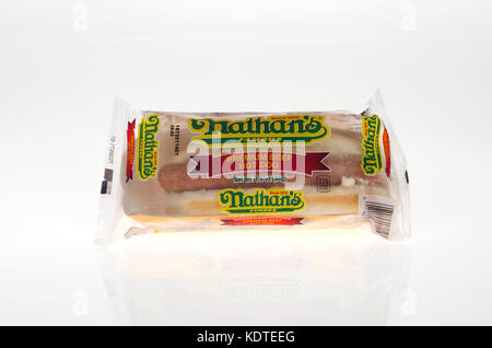 Nathan's célèbre Hot-dog Boeuf Premium avec Bun congelé dans le manchon avec pack sur fond blanc dentelle USA Banque D'Images