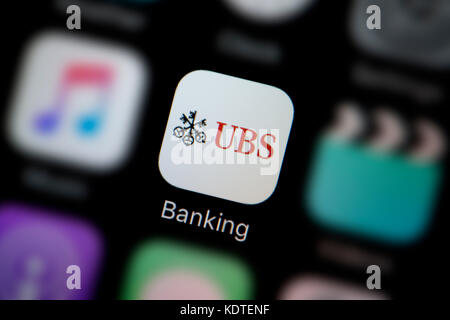 Un gros plan sur le logo représentant l'icône de l'application de la banque UBS, comme on le voit sur l'écran d'un téléphone intelligent (usage éditorial uniquement) Banque D'Images