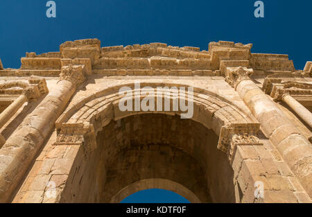 L'Arche d'Hadrien gate, à l'extrémité sud de la ville romaine de Jerash la Gérasa antique, un site archéologique et une attraction touristique, Jordanie, Moyen-Orient Banque D'Images