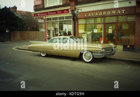 WORTHING SUSSEX ENGLAND - VOITURE WORTHING WORTHING - VINTAGE - boutiques - WORTHING WORTHING STREET - Cadillac Eldorado - ARGENT FILM © Frédéric Beaumont Banque D'Images