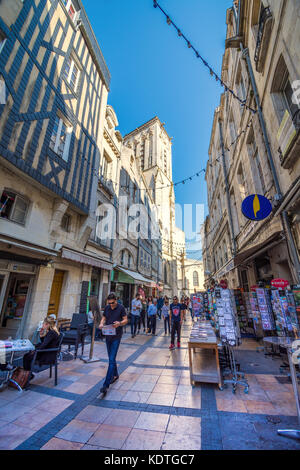 Zone de pavés entre magasins dans la vieille ville de La Rochelle, France. Banque D'Images