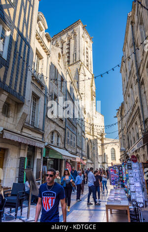 Zone de pavés entre magasins dans la vieille ville de La Rochelle, France. Banque D'Images