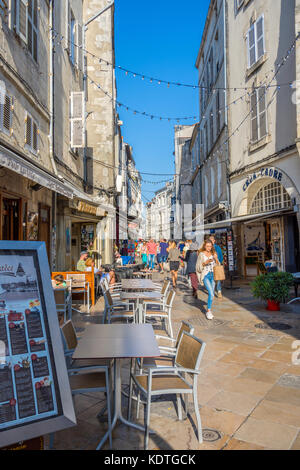 Zone de pavés entre magasins dans la vieille ville de La Rochelle, France. Banque D'Images