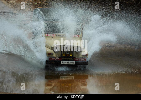 Excès de jeep à travers l'eau Banque D'Images