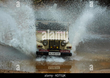 Excès de jeep à travers l'eau Banque D'Images