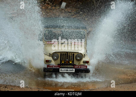 Excès de jeep à travers l'eau Banque D'Images