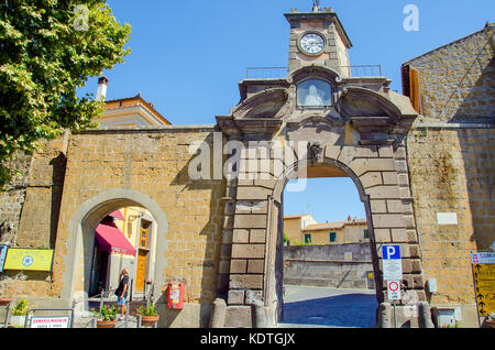 City Gate voûté avec tour de l'horloge, Tuscania, Province de Viterbe, Latium, Italie Banque D'Images