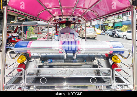 Tuk Tuk et conducteur de l'arrière, Bangkok, Thaïlande Banque D'Images