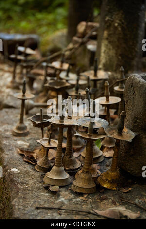 Lampes à huile en bronze vintage traditionnel dans forest temple Banque D'Images