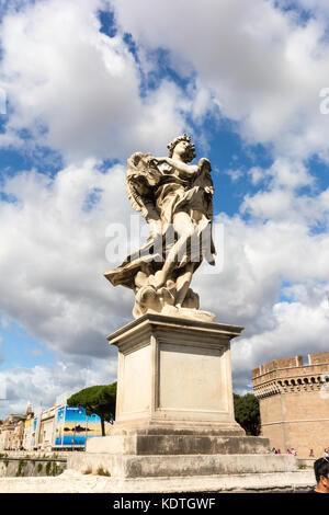 Statue sur le Ponte Sant'Angelo, Rome, Italie Banque D'Images