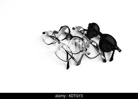 4 paires de lunettes dans une rangée isolated on white Banque D'Images