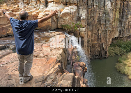 L'homme à bras ouverts, à côté des chutes d'eau de la montagne de leba. lubango. angola. Banque D'Images