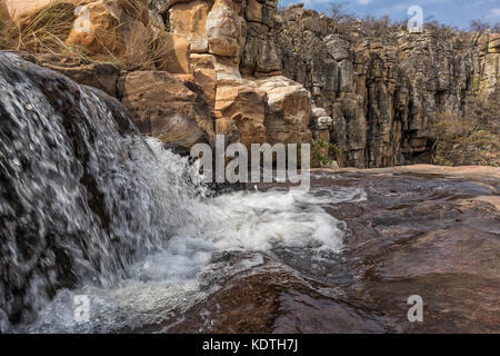 Chutes d'eau avec des roches dans le canyon de leba. angola. lubango. Banque D'Images