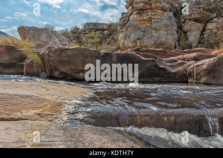 Chutes d'eau avec des roches dans le canyon de leba. angola. lubango. Banque D'Images