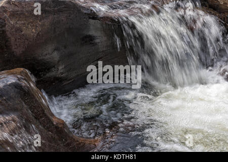 Chutes d'eau avec des roches dans le canyon de leba. angola. lubango. Banque D'Images