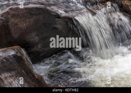 Chutes d'eau avec des roches dans le canyon de leba. angola. lubango. Banque D'Images