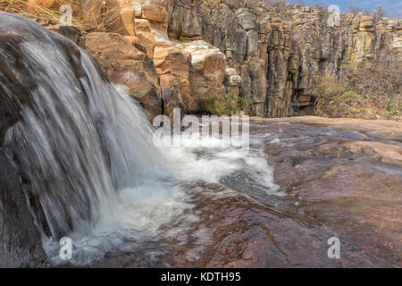 Chutes d'eau avec des roches dans le canyon de leba. angola. lubango. Banque D'Images