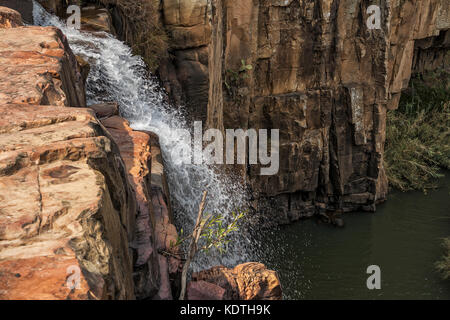 Chutes d'eau avec des roches dans le canyon de leba. angola. lubango. Banque D'Images