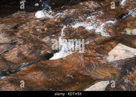 Chutes d'eau avec des roches dans le canyon de leba. angola. lubango. Banque D'Images