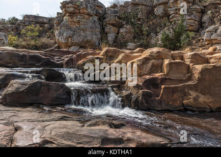 Chutes d'eau avec des roches dans le canyon de leba. angola. lubango. Banque D'Images