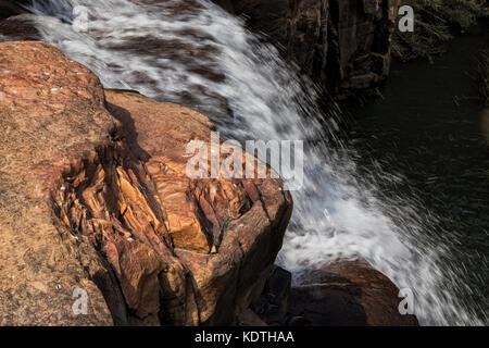 Chutes d'eau avec des roches dans le canyon de leba. angola. lubango. Banque D'Images