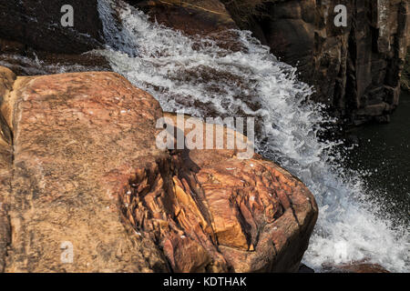 Chutes d'eau avec des roches dans le canyon de leba. angola. lubango. Banque D'Images