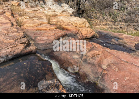 Chutes d'eau avec des roches dans le canyon de leba. angola. lubango. Banque D'Images