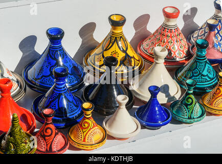 Petits souvenirs de l'artisanat traditionnel Tajine au marché de Médine. Essaouira, Maroc Banque D'Images