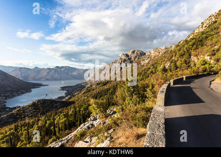 Route de montagne au-dessus de la vieille ville et la baie de Kotor au Monténégro dans les Balkans, en Europe du Sud-Est Banque D'Images