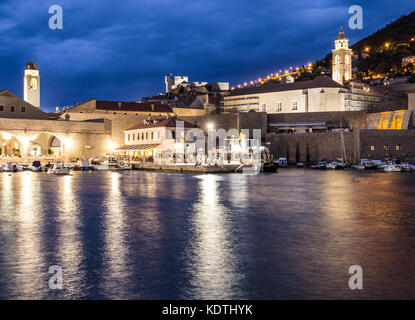 Une vue de la nuit de la célèbre vieille ville de Dubrovnik en Croatie port sur la côte adriatique. Banque D'Images