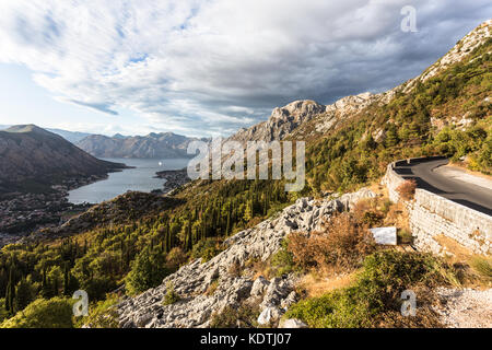 Route de montagne au-dessus de la vieille ville et la baie de Kotor au Monténégro dans les Balkans, en Europe du Sud-Est Banque D'Images