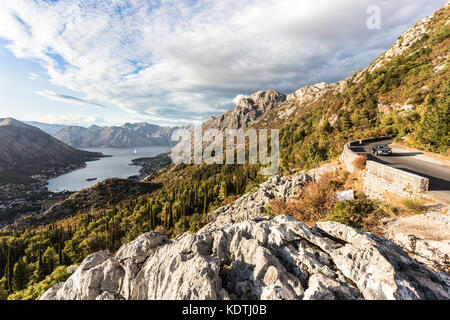 Route de montagne au-dessus de la vieille ville et la baie de Kotor au Monténégro dans les Balkans, en Europe du Sud-Est Banque D'Images