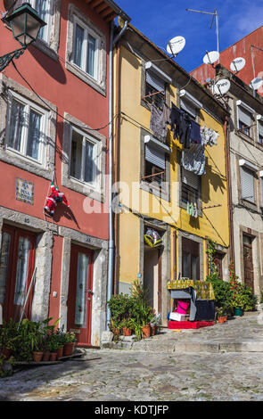 Maisons sur une rue étroite dans le quartier de Ribeira dans la vieille partie de Porto sur la péninsule ibérique, deuxième plus grande ville du Portugal Banque D'Images