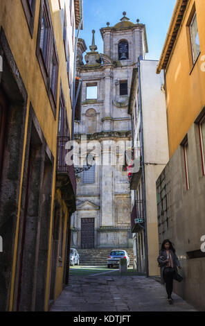 Rue étroite dans le quartier de Ribeira dans la vieille ville de Porto sur la péninsule ibérique, deuxième plus grande ville au Portugal Banque D'Images