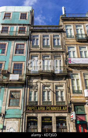 Maisons sur Rua de Mouzinho da Silveira dans la ville de Porto sur la péninsule ibérique, deuxième plus grande ville du Portugal Banque D'Images