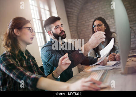 Groupe de jeunes créateurs travaillant comme team Banque D'Images