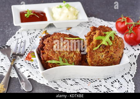 Beignets d'aubergine frits avec sauce tomate et sauce yogourt dans un bol blanc sur un fond gris. alimentation saine. petit-déjeuner sain. Banque D'Images