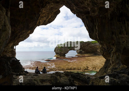 Arche naturelle, de l'intérieur de grotte, Talava, Niue, Pacifique Sud Banque D'Images