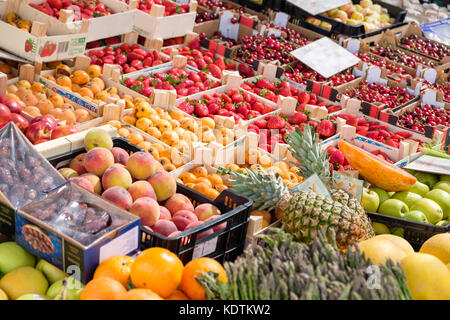 Fruits Légumes frais biologiques et sur un stand. Banque D'Images