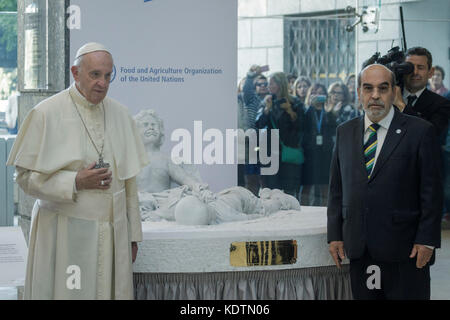 Rome, Italie. 16 oct, 2017. Le pape François (l) et José Graziano da Silva (r), directeur général de la FAO, est une statue en marbre représentant la tragédie de la migration donnés par le pape François lors de sa visite à l'Organisation des Nations unies pour l'alimentation et l'agriculture (FAO) siège à l'occasion de la journée mondiale de l'alimentation à Rome, Italie le 16 octobre 2017. la statue commémore les 3 ans jeune garçon réfugié aylan kurdi noyé sur septembre 2015 tout en traversant la Méditerranée. crédit : Giuseppe ciccia/pacific press/Alamy live news Banque D'Images